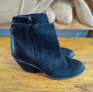 Sofft Size 8 Black Leather Ankle Boots With 2.5" Heel for Women